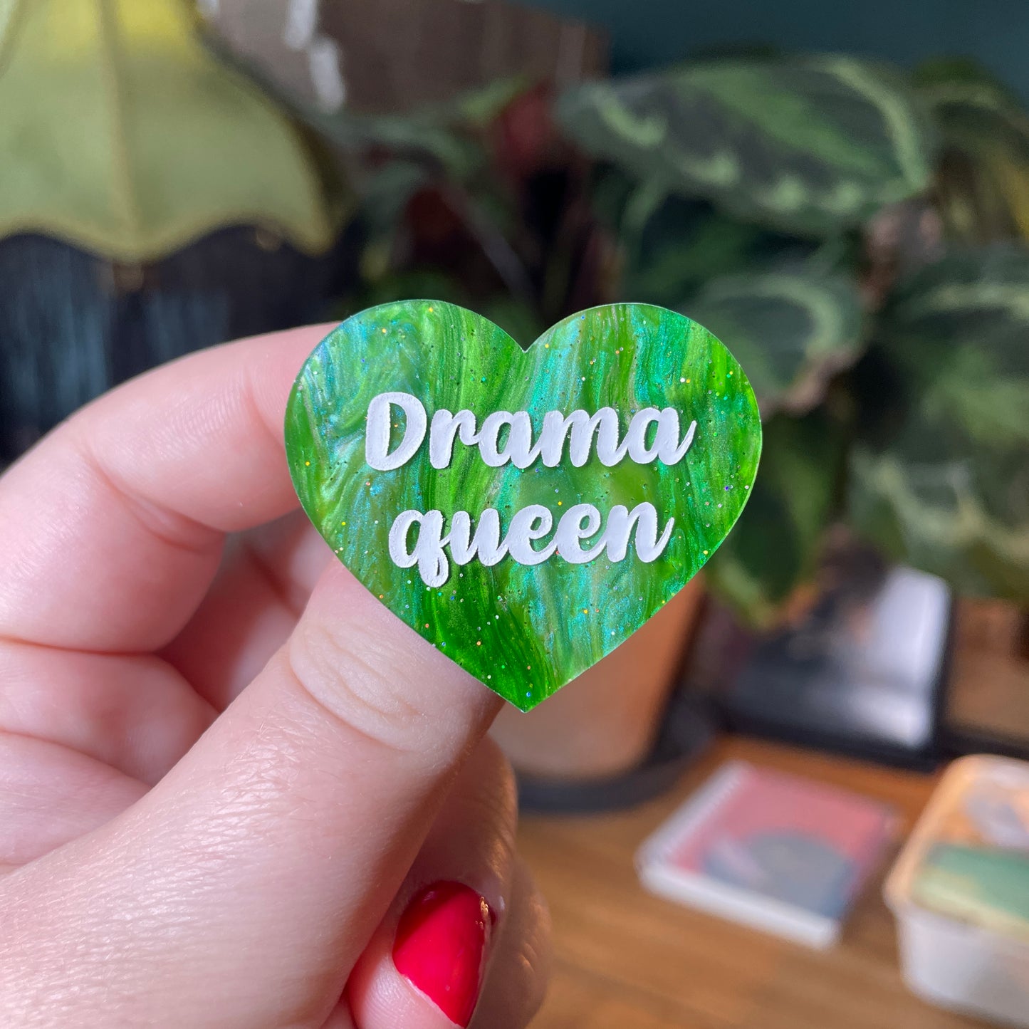 Broche "Drama queen" en acrylique marbrée verte à paillettes
