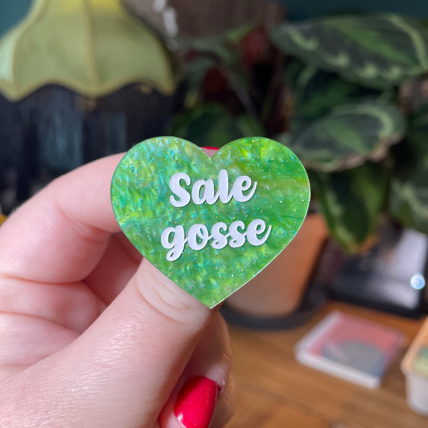Broche "Sale gosse" en acrylique marbrée verte à paillettes