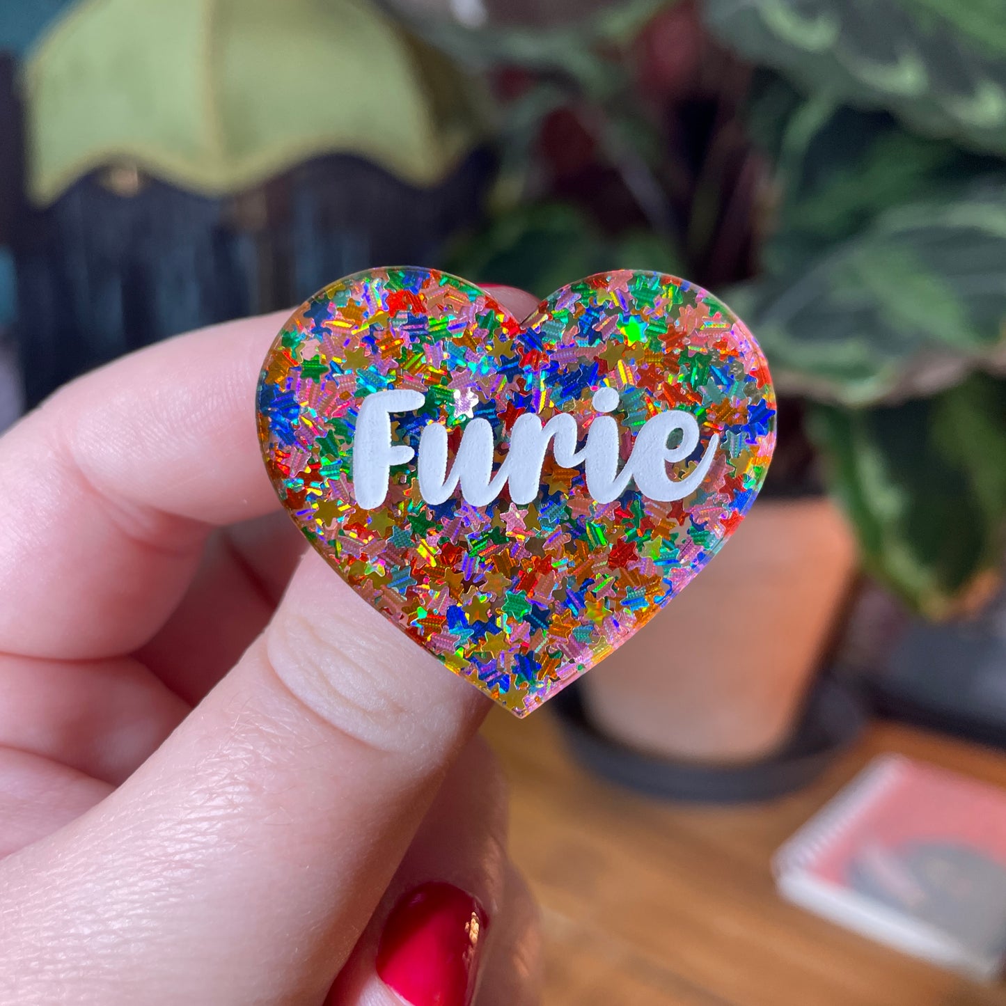 Broche "Furie" en acrylique semi transparente avec des étoiles multicolores