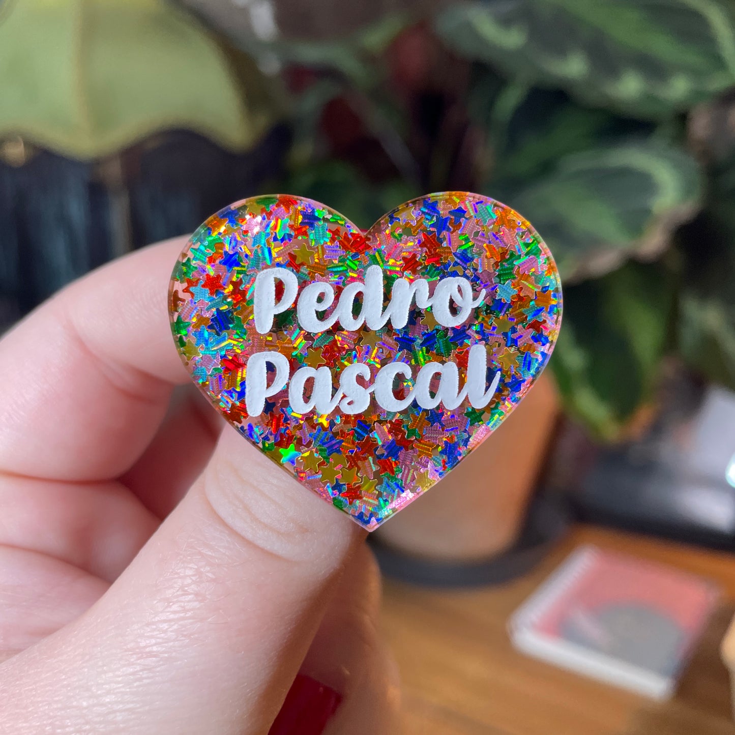Broche "Pedro Pascal" en acrylique semi transparente avec des étoiles multicolores