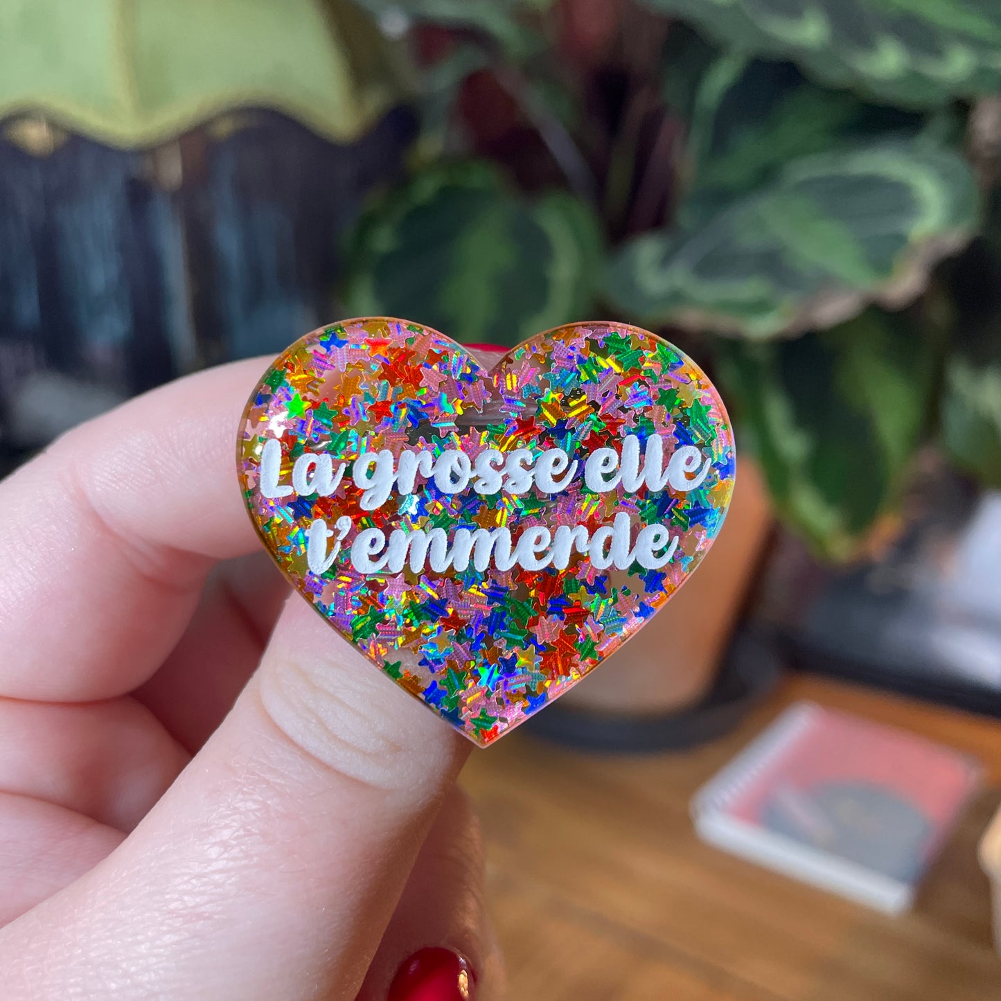 Broche "La grosse elle t'emmerde" en acrylique semi transparente avec des étoiles multicolores