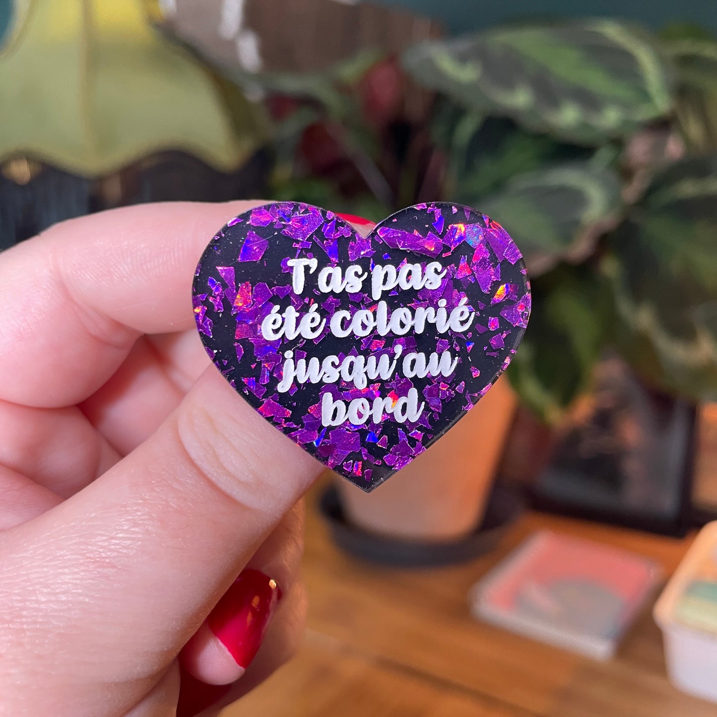 Broche "T'as pas été colorié jusqu'au bord" en acrylique noire avec des éclats de confettis violets