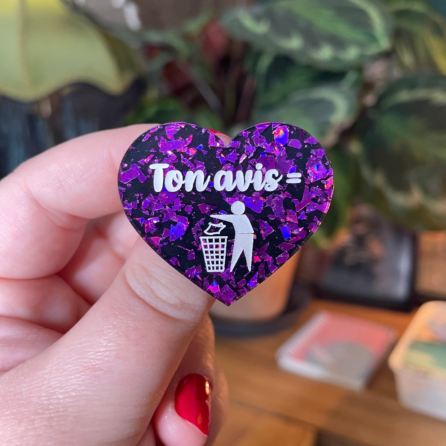 Broche "Ton avis = poubelle" en acrylique noire avec des éclats de confettis violets