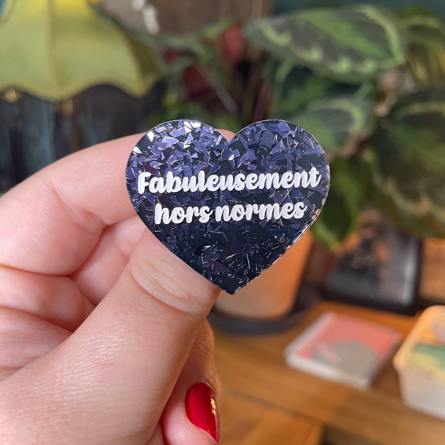 Broche "Fabuleusement hors normes" en acrylique noire avec des éclats de confettis gris