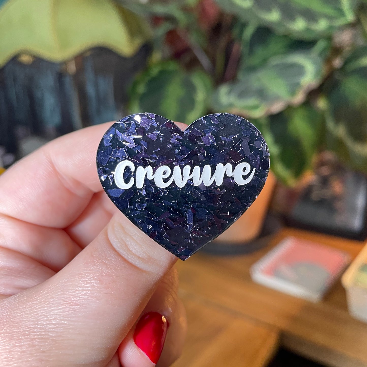 Broche "Crevure" en acrylique noire avec des éclats de confettis gris