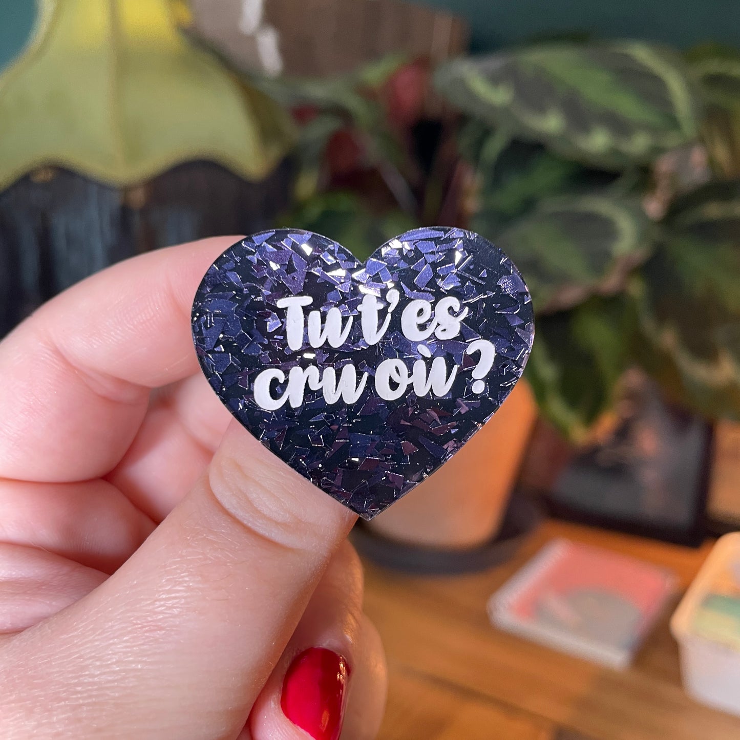 Broche "Tu t'es cru où ?" en acrylique noire avec des éclats de confettis gris