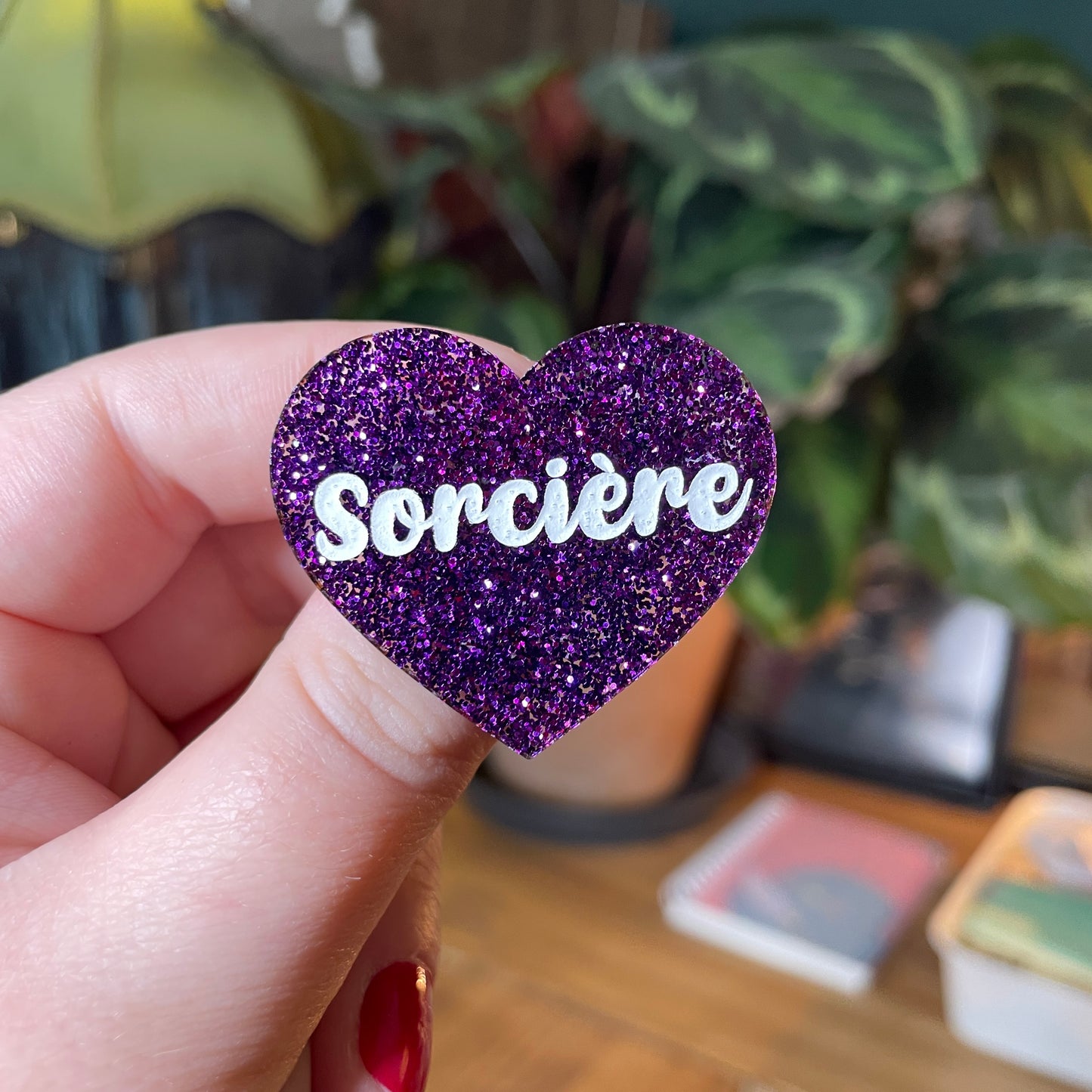 Broche "Sorcière" en acrylique à paillettes violettes