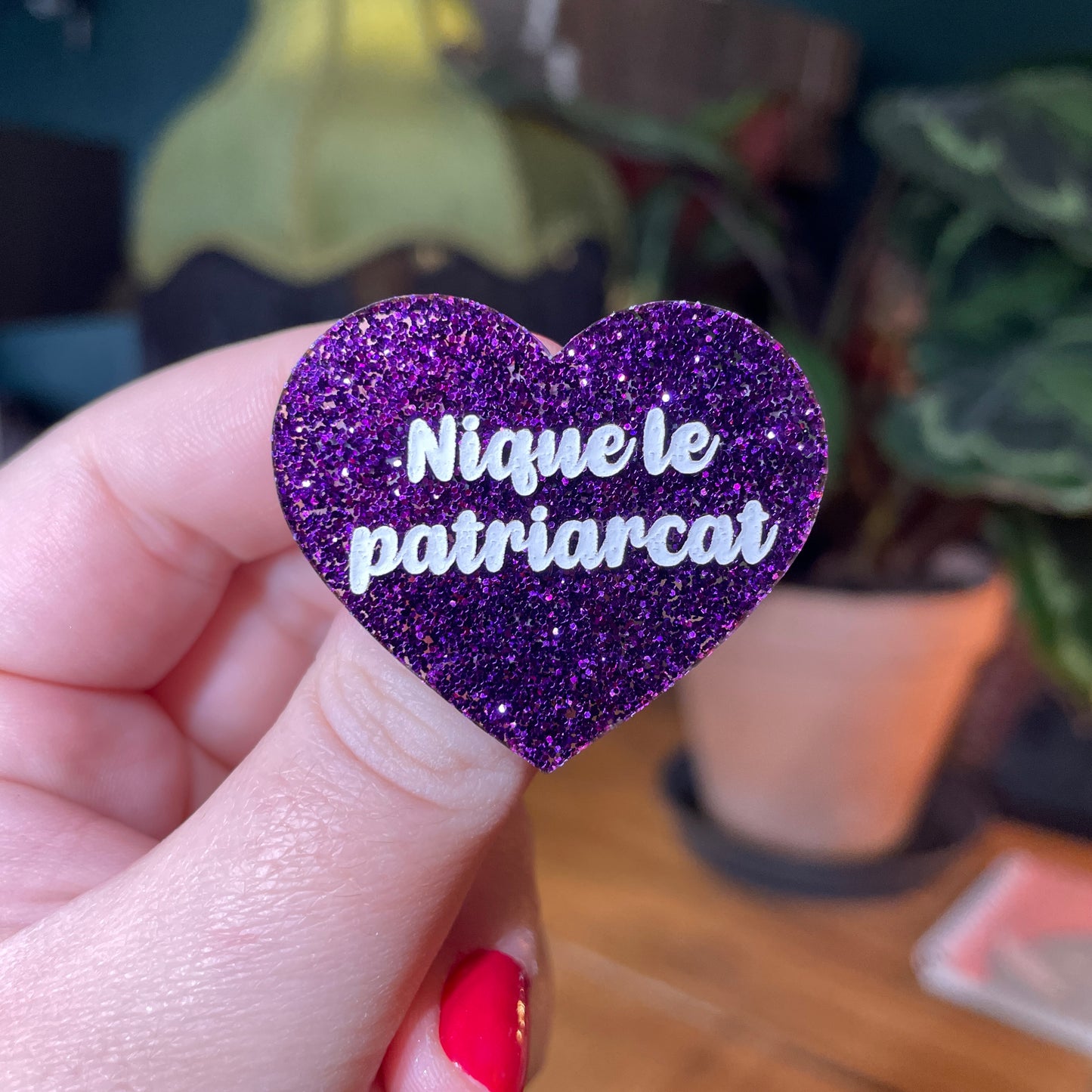 Broche "Nique le patriarcat" en acrylique à paillettes violettes