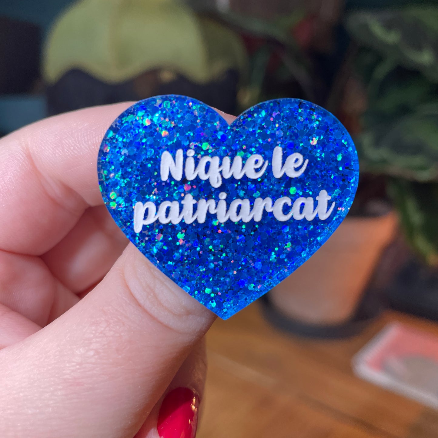 Broche "Nique le patriarcat" en acrylique à paillettes bleues