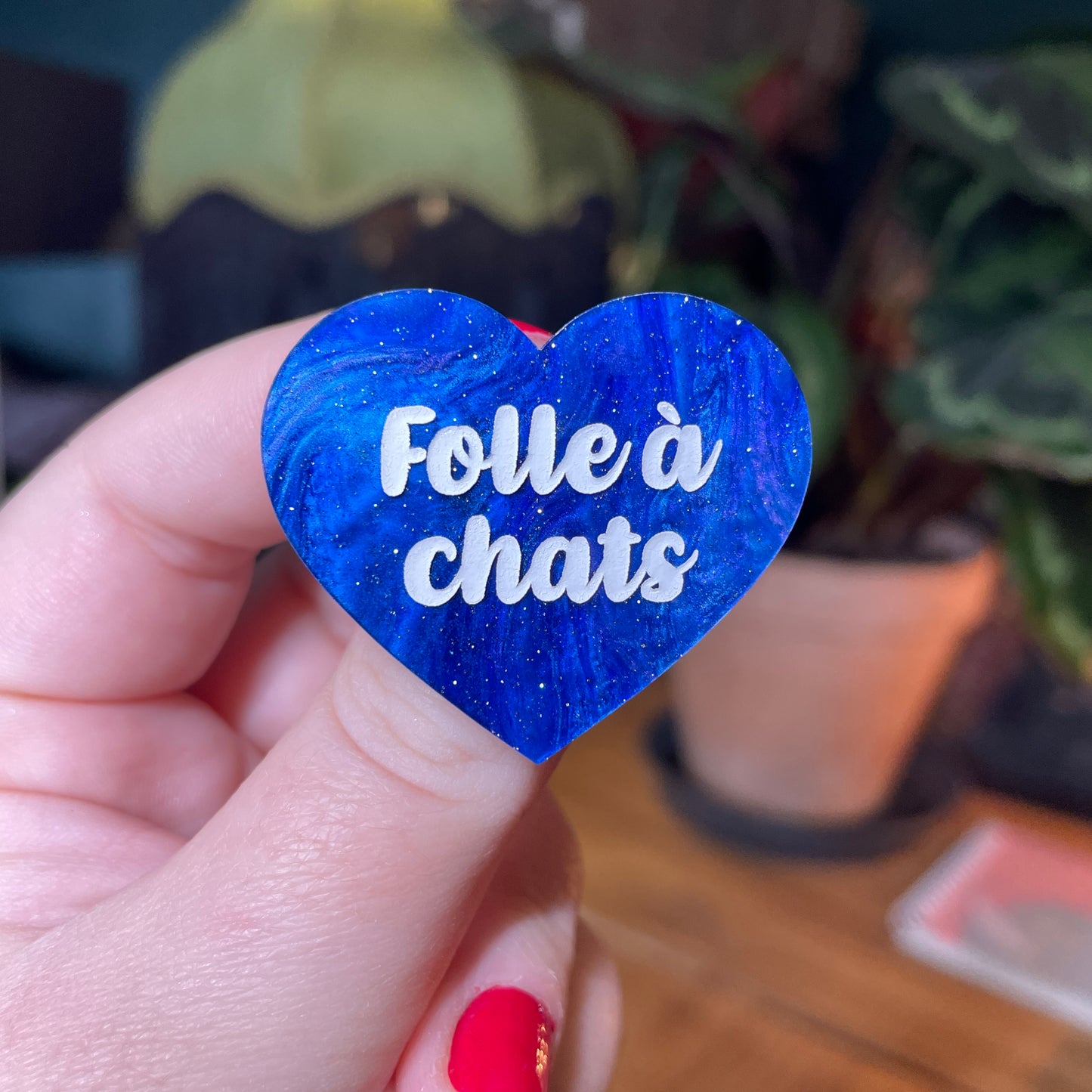 Broche "Folle à chats" en acrylique marbrée bleue à paillettes