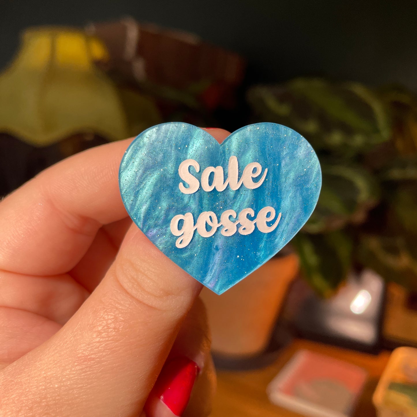 Broche "Sale gosse" en acrylique marbrée bleue à paillettes