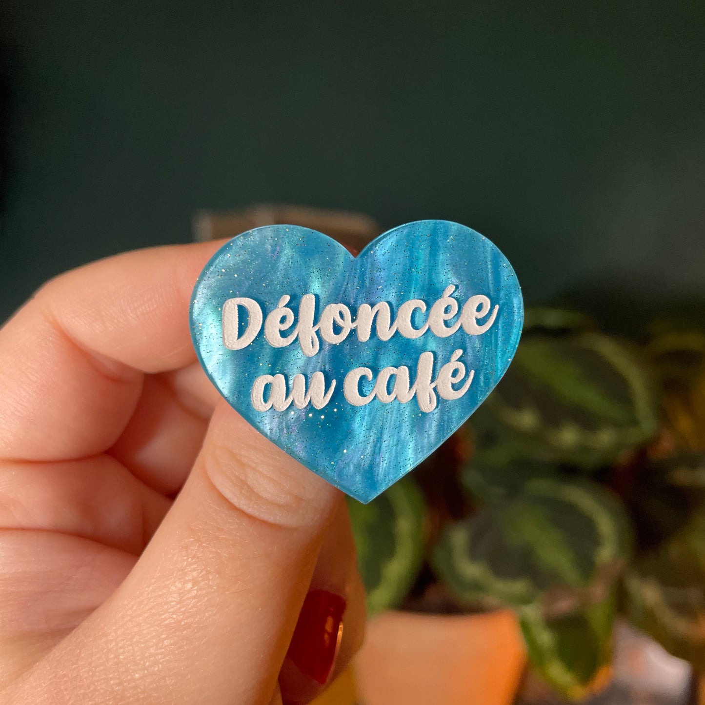 Broche "Défoncée au café" en acrylique marbrée bleue à paillettes