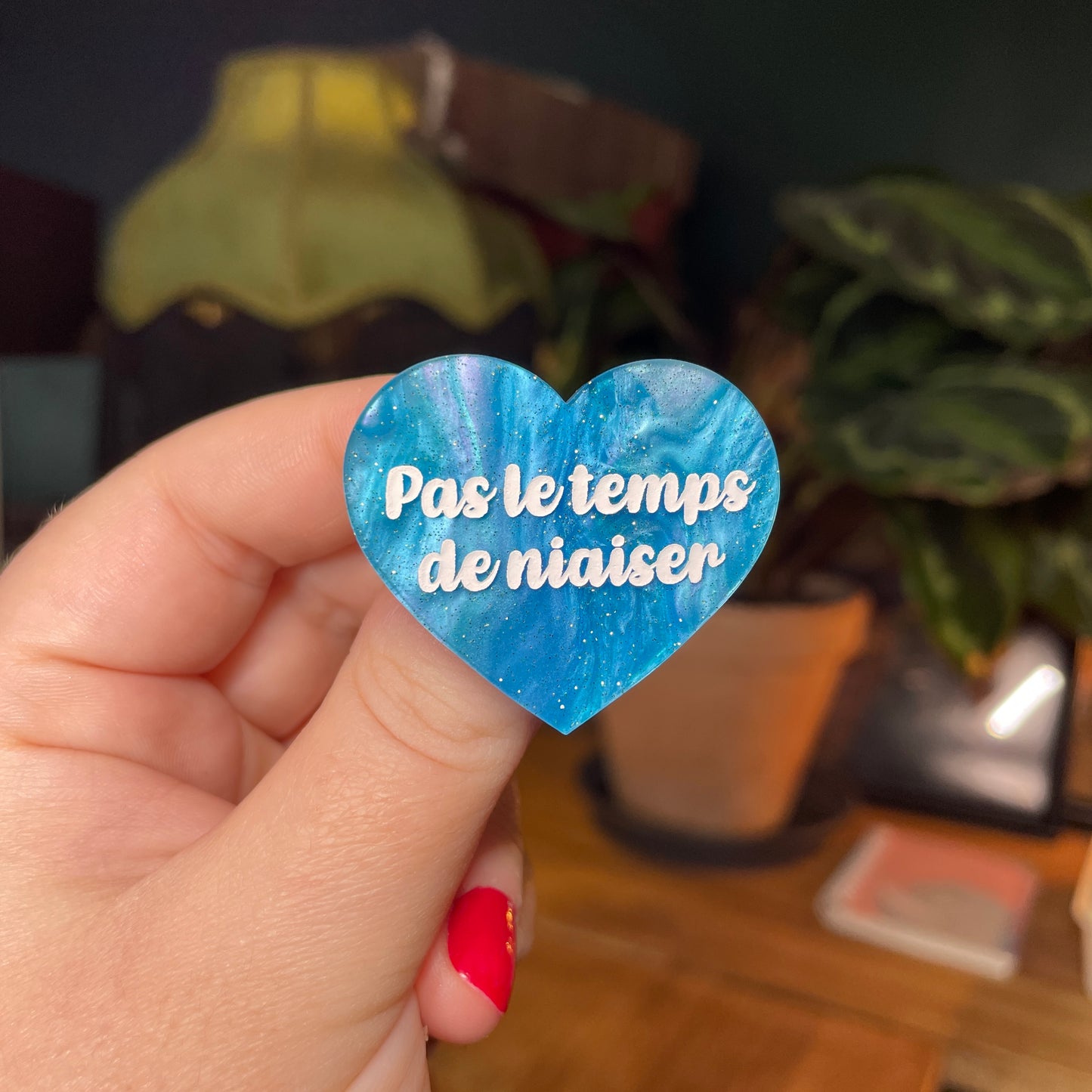 Broche "Pas le temps de niaiser" en acrylique marbrée bleue à paillettes