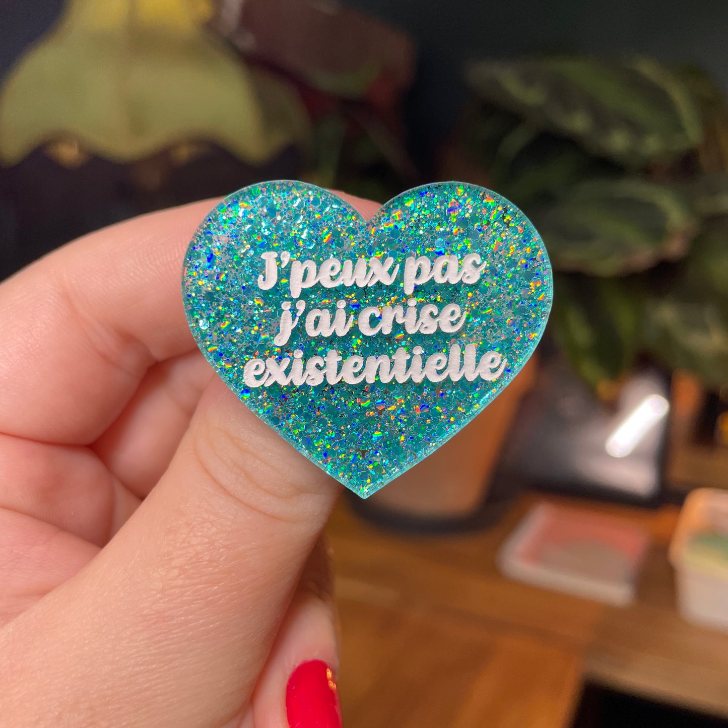Broche "J'peux pas j'ai crise existentielle" en acrylique semi transparente avec des paillettes turquoise