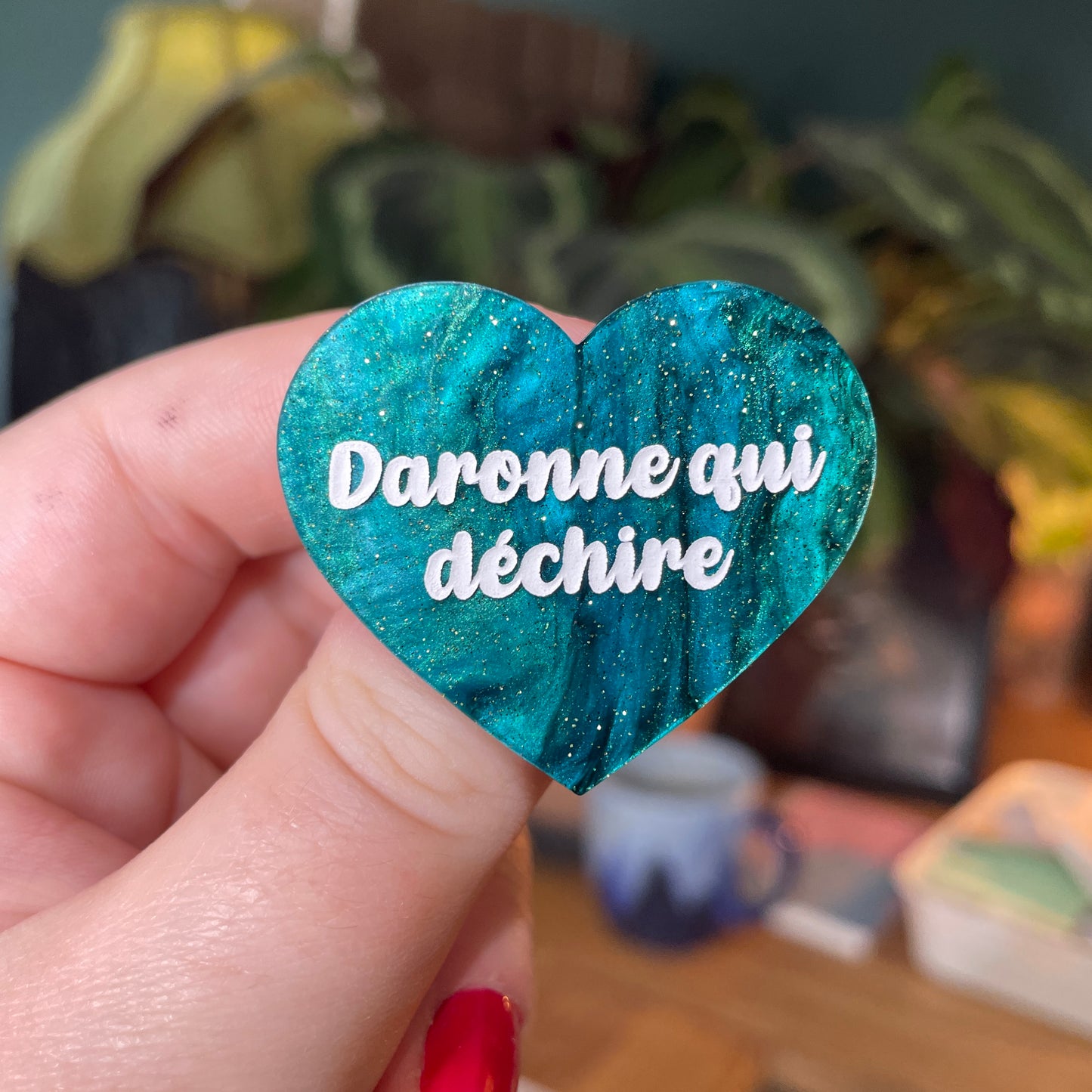 Broche "Daronne qui déchire" en acrylique marbrée verte et noire à paillettes