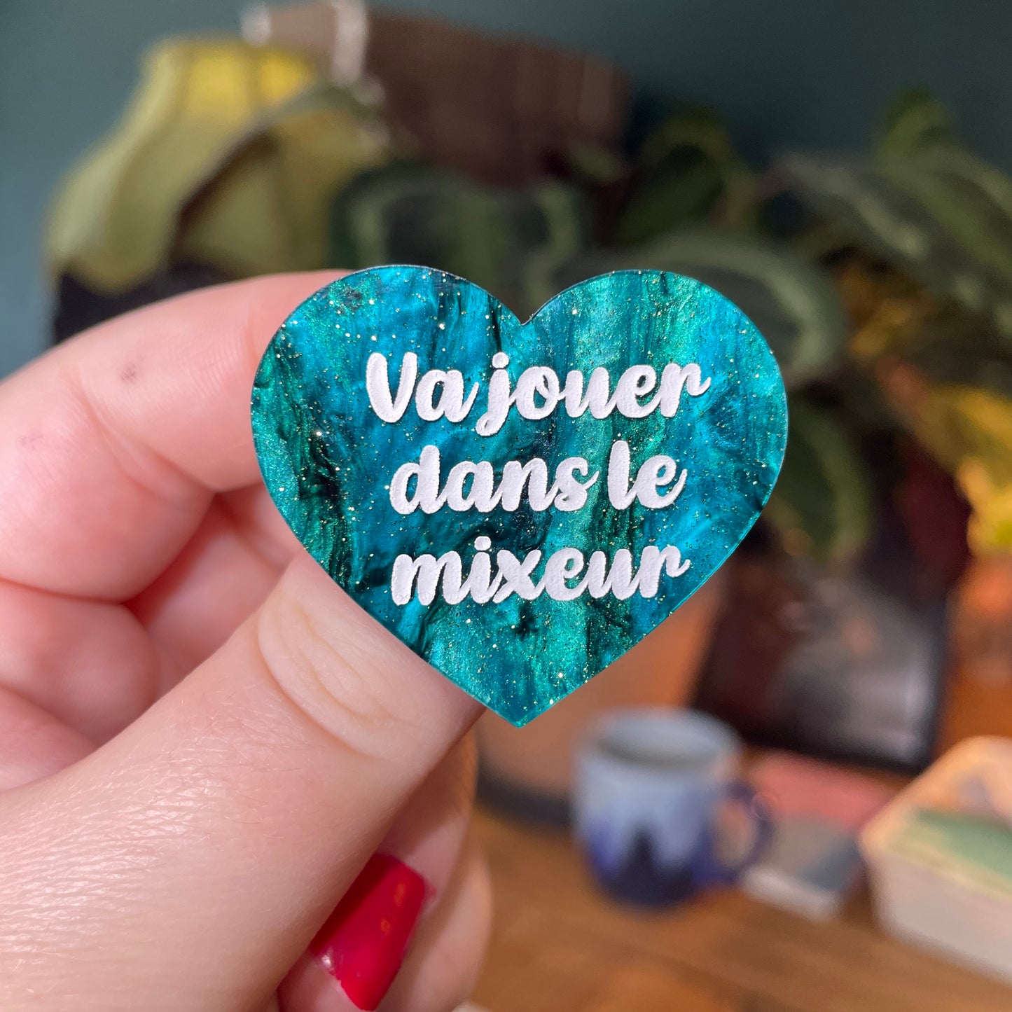 Broche "Va jouer dans le mixeur" en acrylique marbrée verte et noire à paillettes