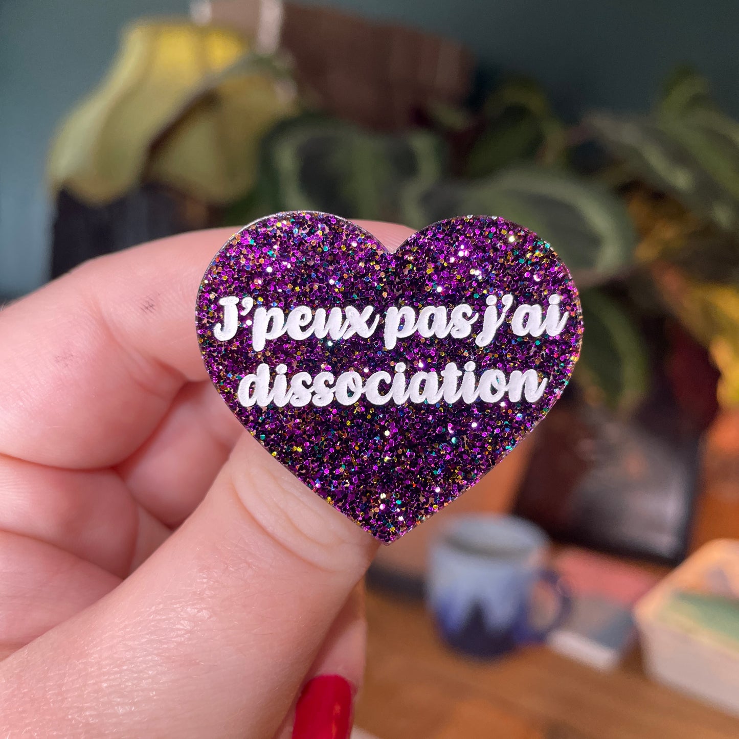 Broche "J'peux pas j'ai dissociation" en acrylique à paillettes violettes