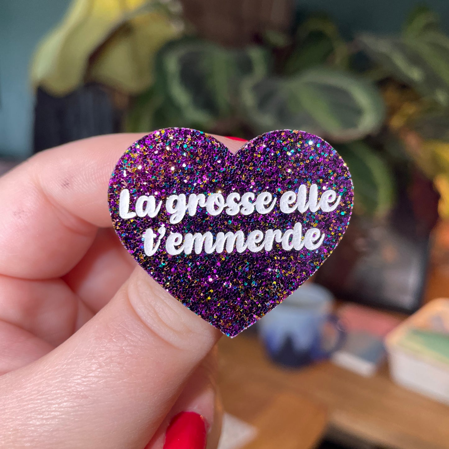 Broche "La grosse elle t'emmerde" en acrylique à paillettes violettes