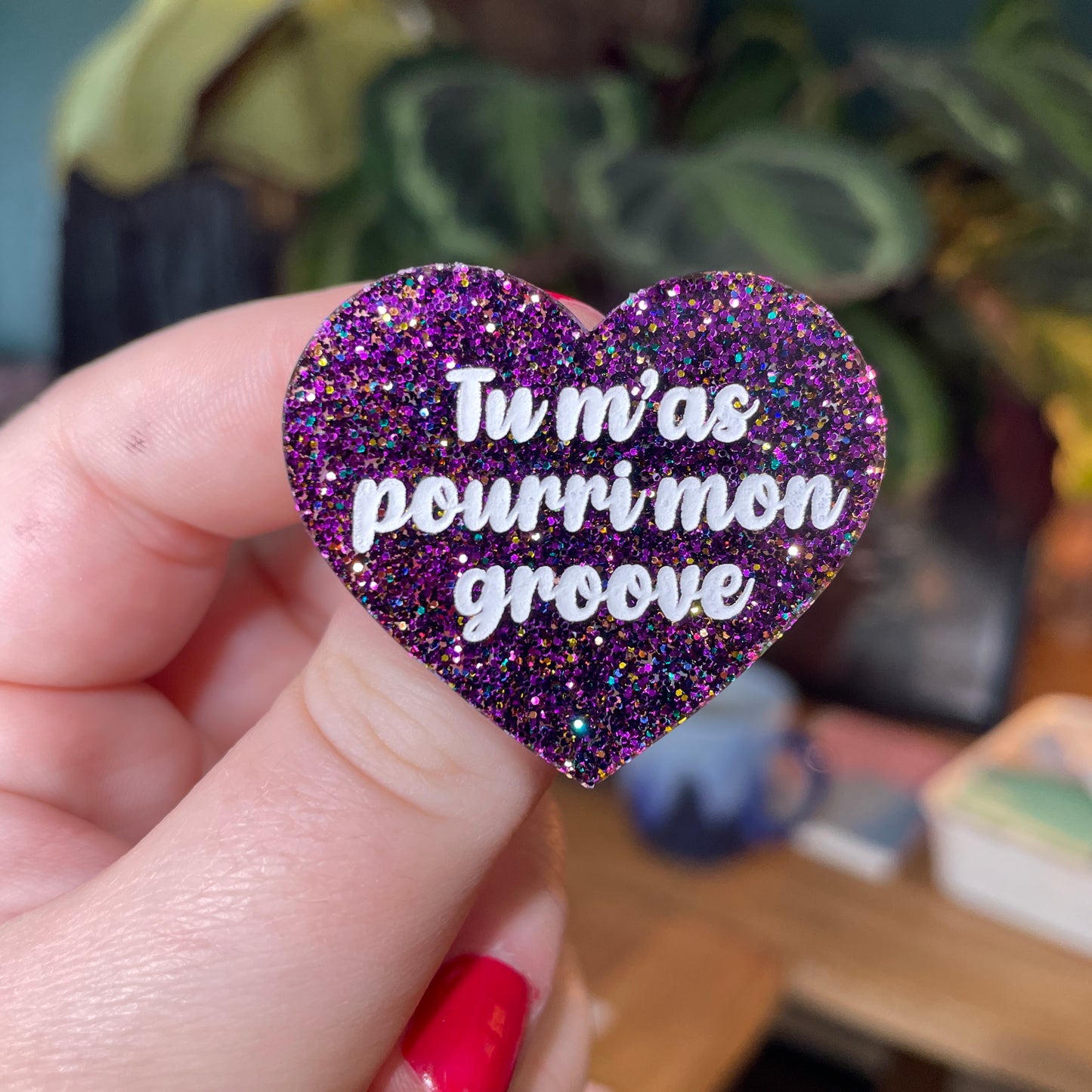Broche "Tu m'as pourri mon groove" en acrylique à paillettes violettes