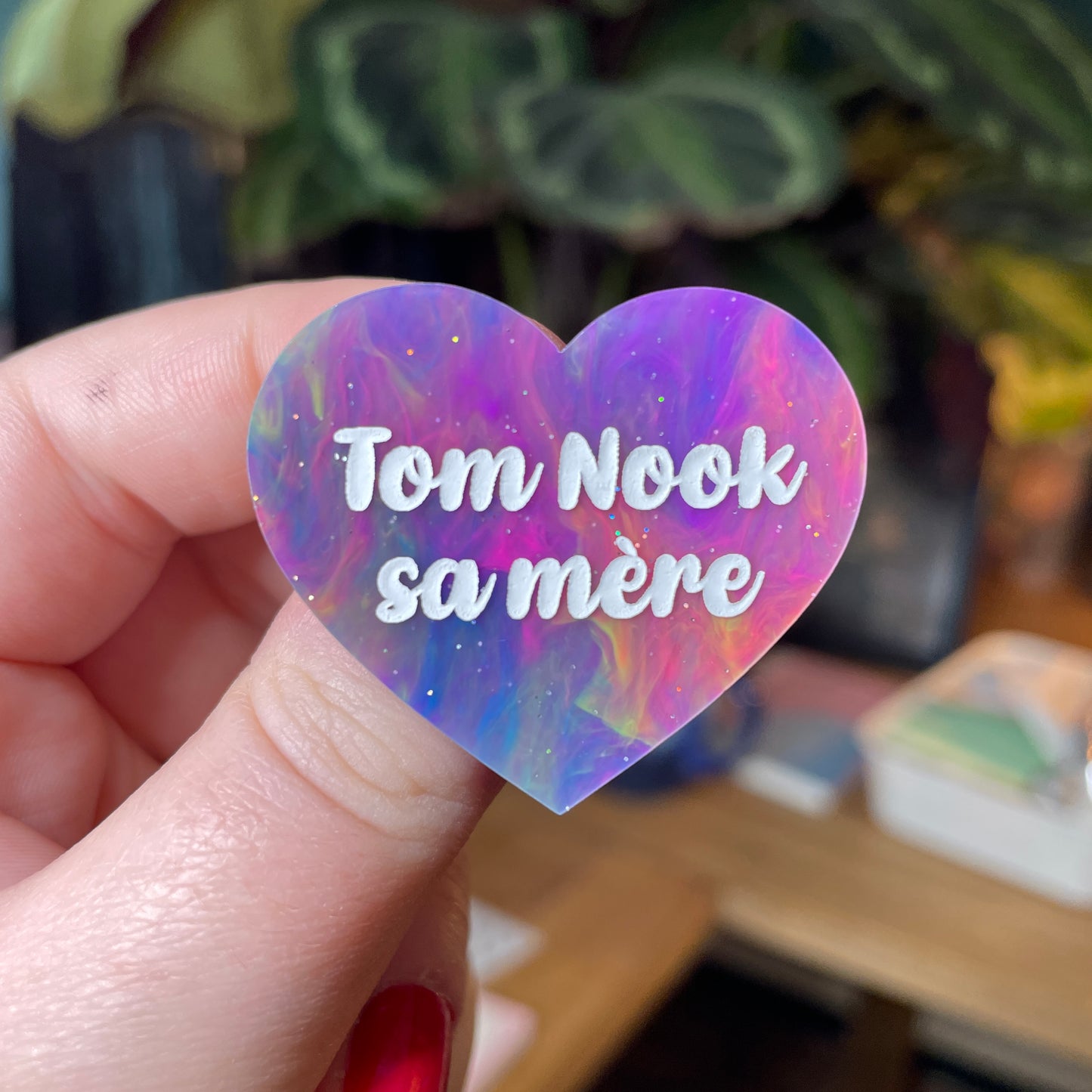 Broche "Tom Nook sa mère" en acrylique semi transparente marbrée multicolore