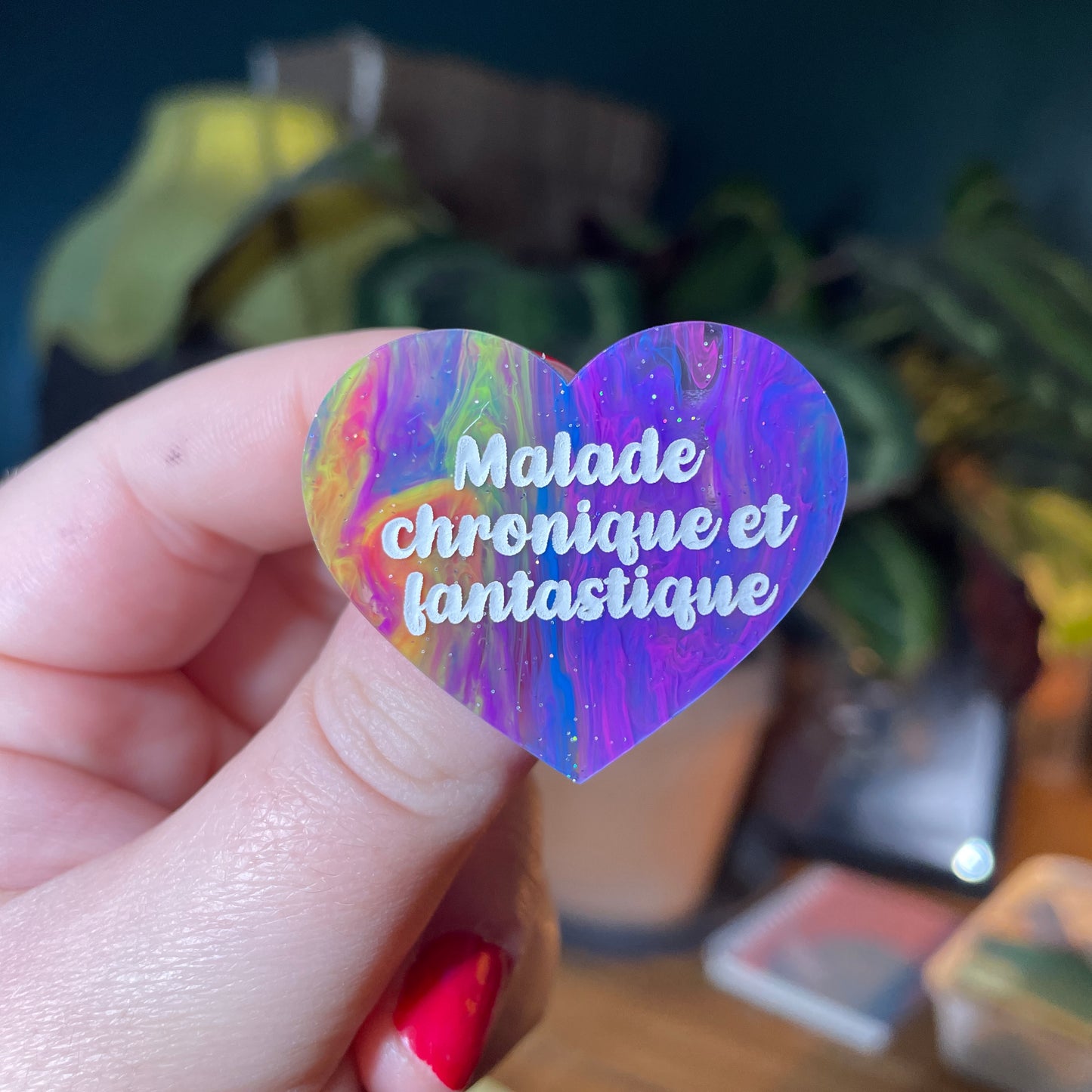 Broche "Malade chronique et fantastique" en acrylique semi transparente marbrée multicolore
