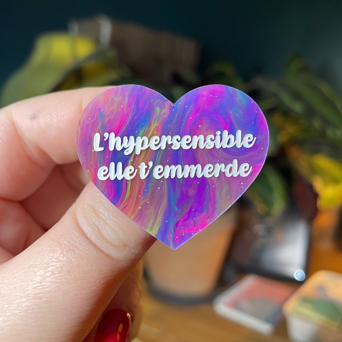 Broche "L'hypersensible elle t'emmerde" en acrylique semi transparente marbrée multicolore