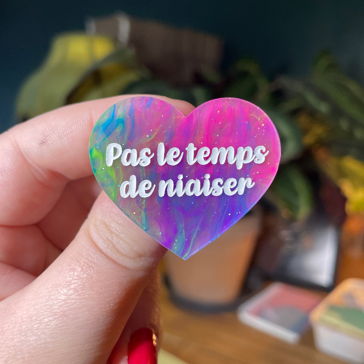 Broche "Pas le temps de niaiser" en acrylique semi transparente marbrée multicolore