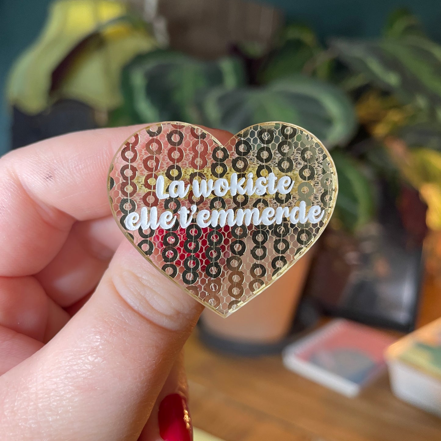 Broche "La wokiste elle t'emmerde" en acrylique japonaise semi transparente avec des sequins dorés
