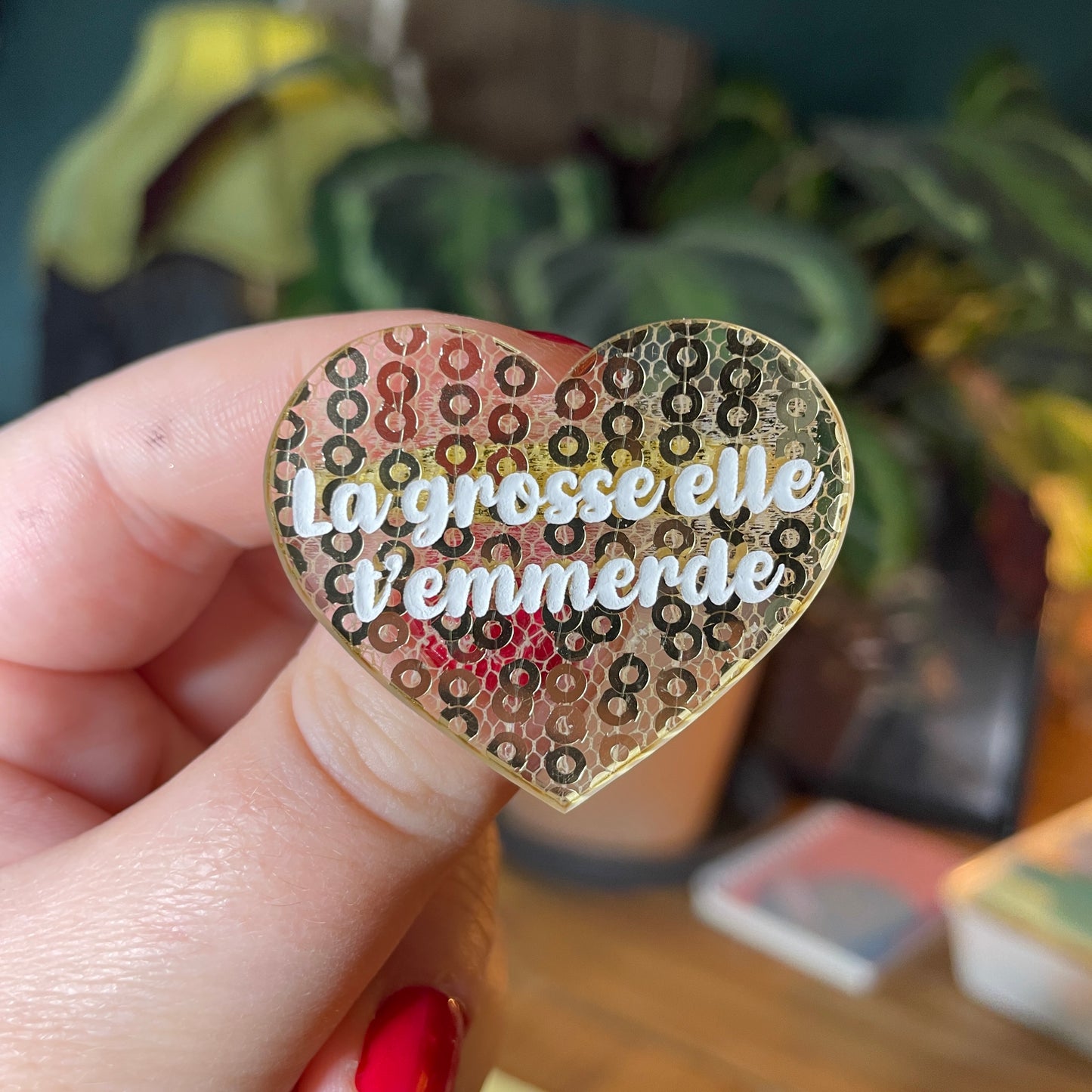 Broche "La grosse elle t'emmerde" en acrylique japonaise semi transparente avec des sequins dorés