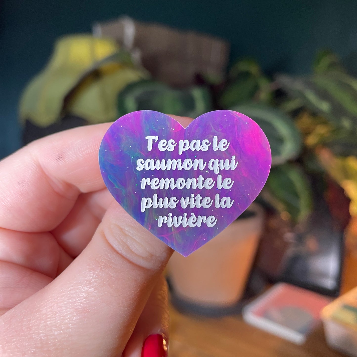 Broche "T'es pas le saumon qui remonte le plus vite la rivière" en acrylique semi transparente marbrée multicolore