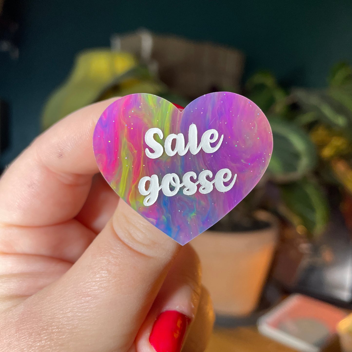 Broche "Sale gosse" en acrylique semi transparente marbrée multicolore
