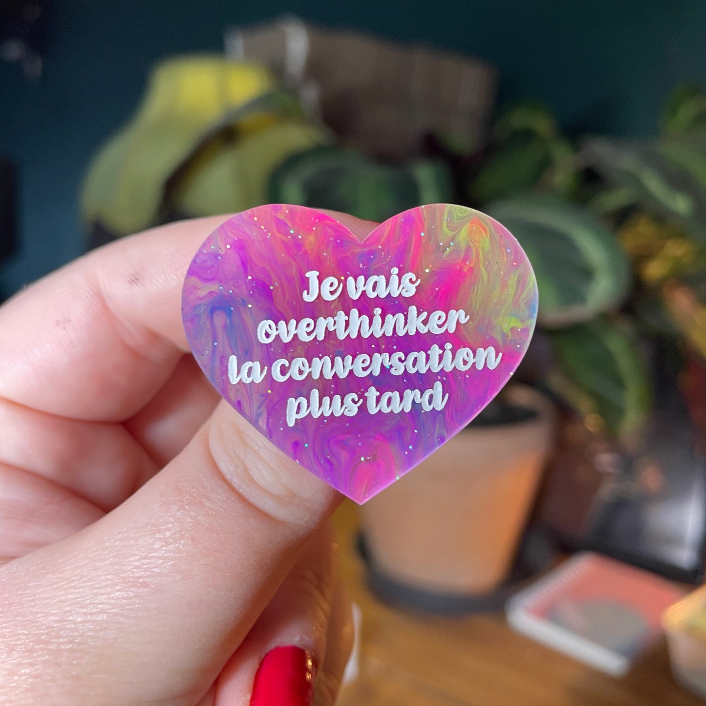 Broche "Je vais overthinker la conversation plus tard" en acrylique semi transparente marbrée multicolore
