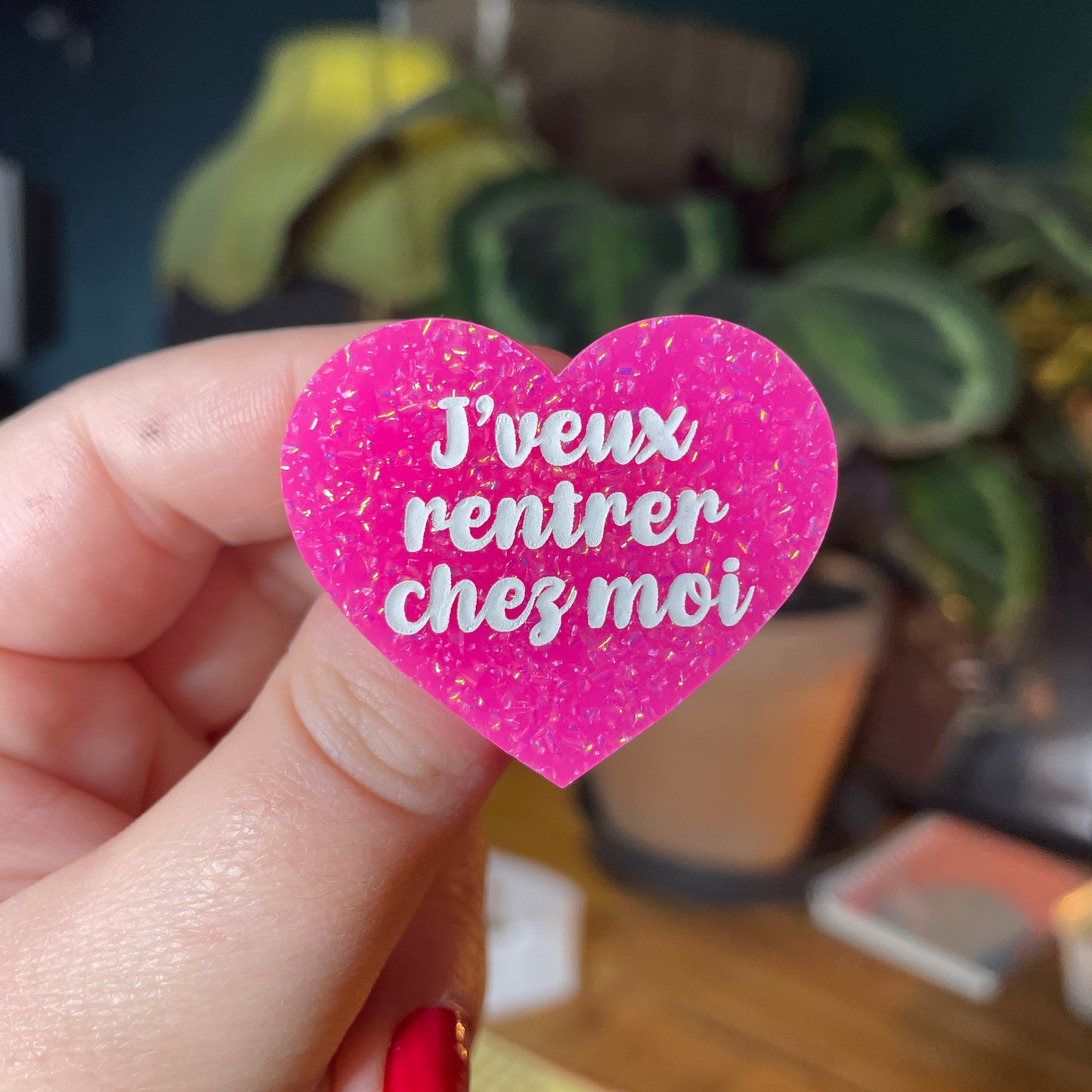 Broche "J'veux rentrer chez moi" en acrylique rose à paillettes