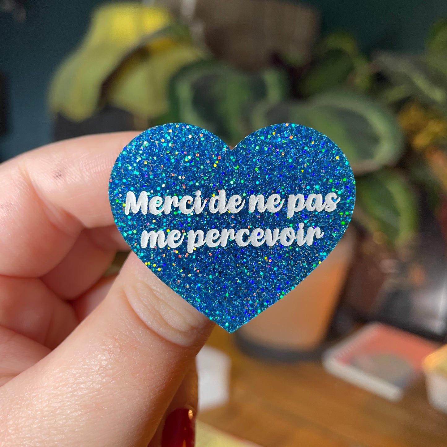 Broche "Merci de ne pas me percevoir" en acrylique à paillettes bleues