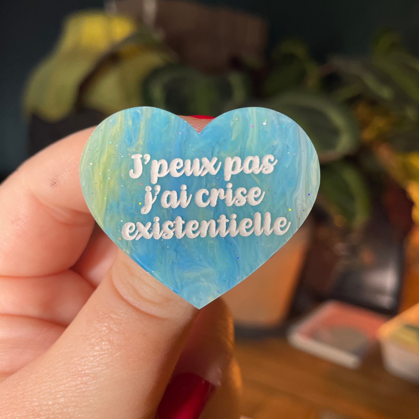Broche "J'peux pas j'ai crise existentielle" en acrylique marbrée bleue et jaune à paillettes
