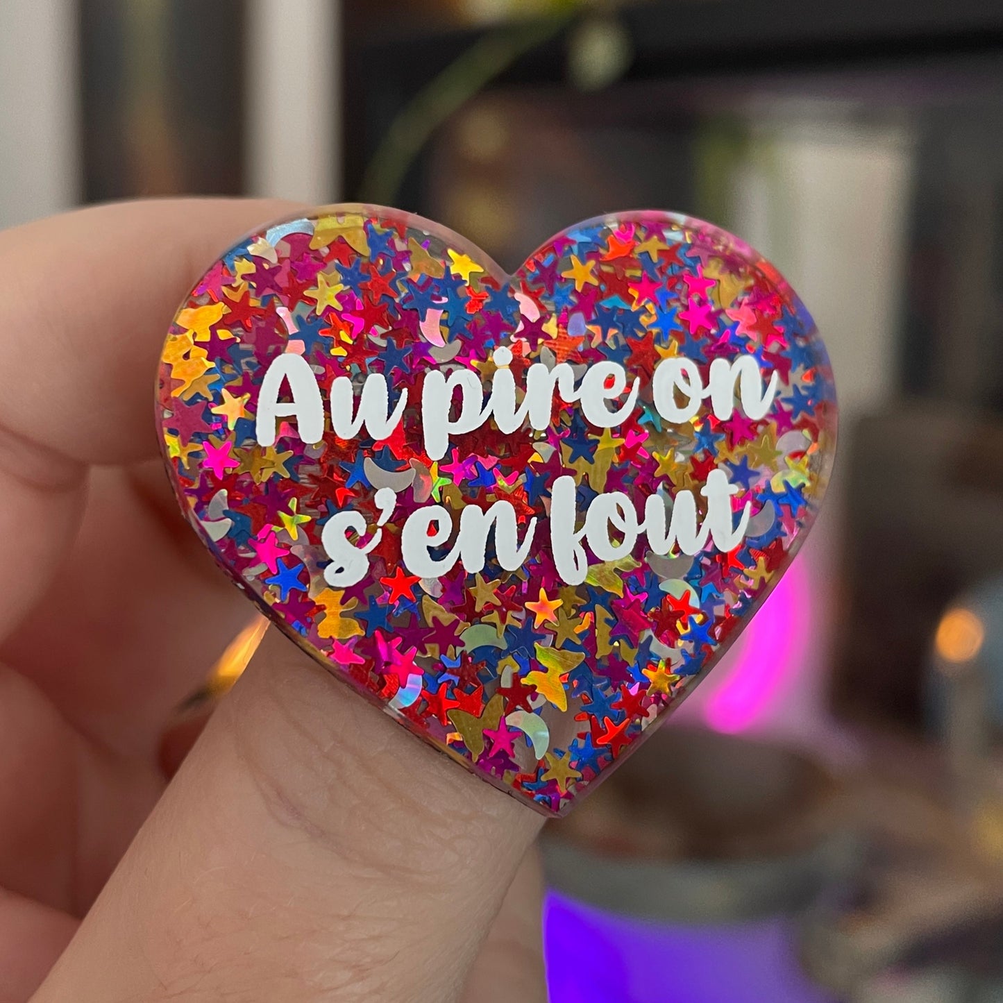 Broche "Au pire on s'en fout" en acrylique semi transparente avec des confettis multicolores