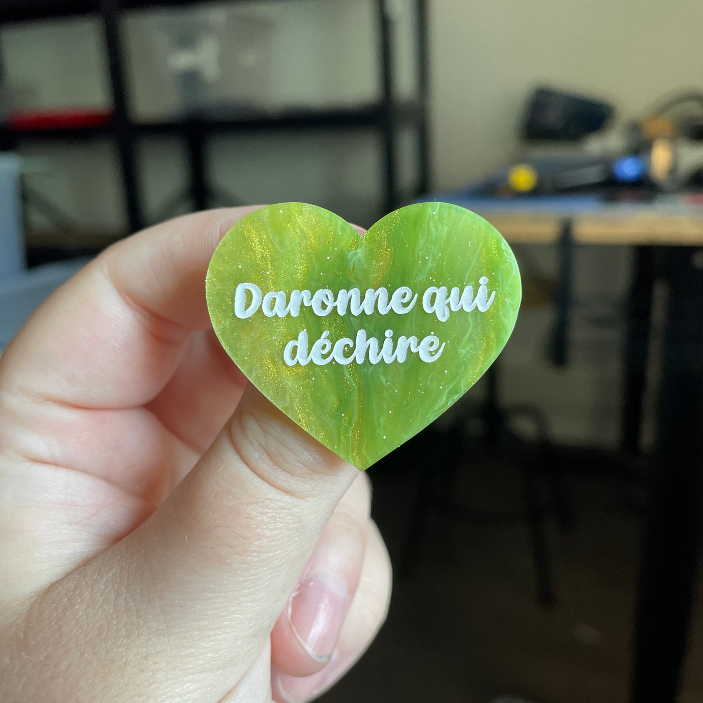 Broche "Daronne qui déchire" en acrylique marbrée verte et dorée à paillettes