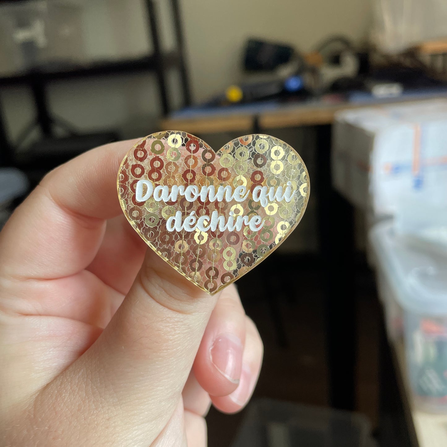 Broche "Daronne qui déchire" en acrylique japonaise transparente avec des sequins dorés