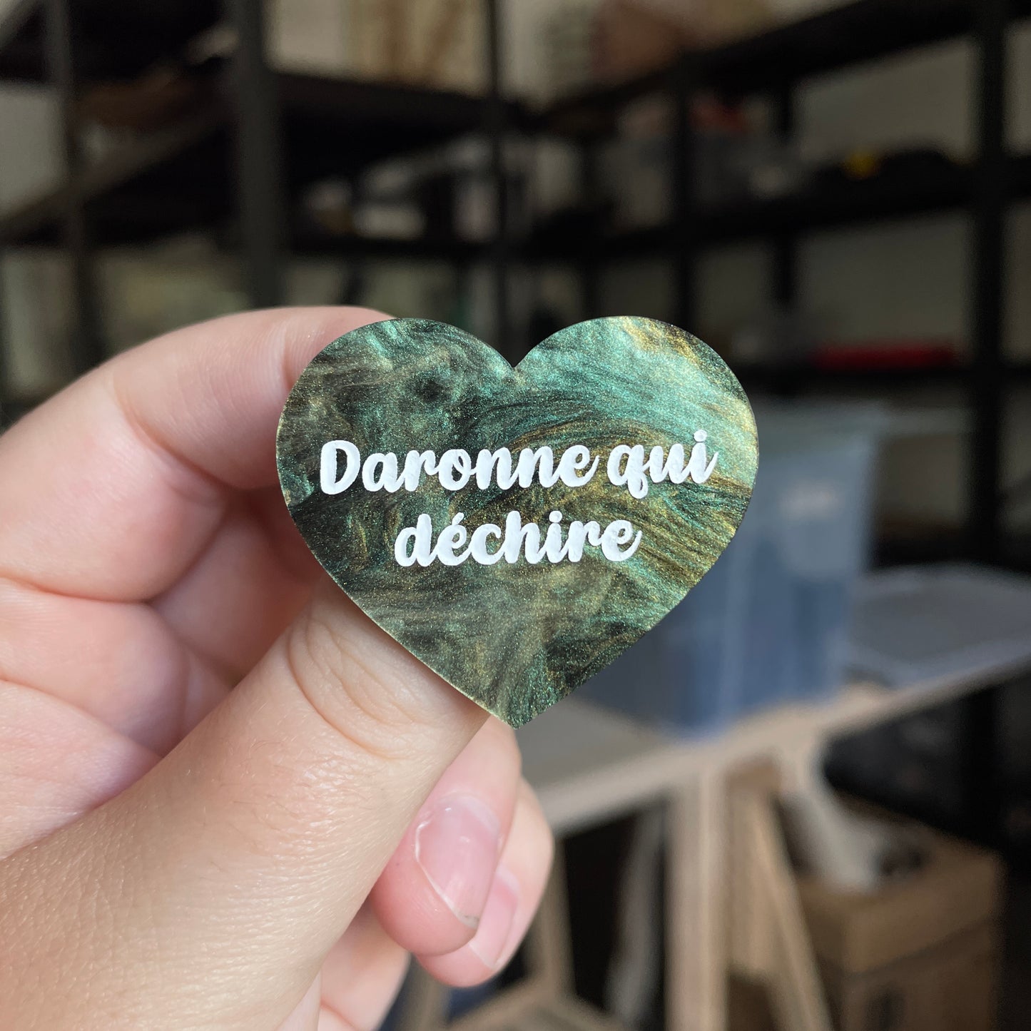 Broche "Daronne qui déchire" en acrylique marbrée verte, noire et dorée