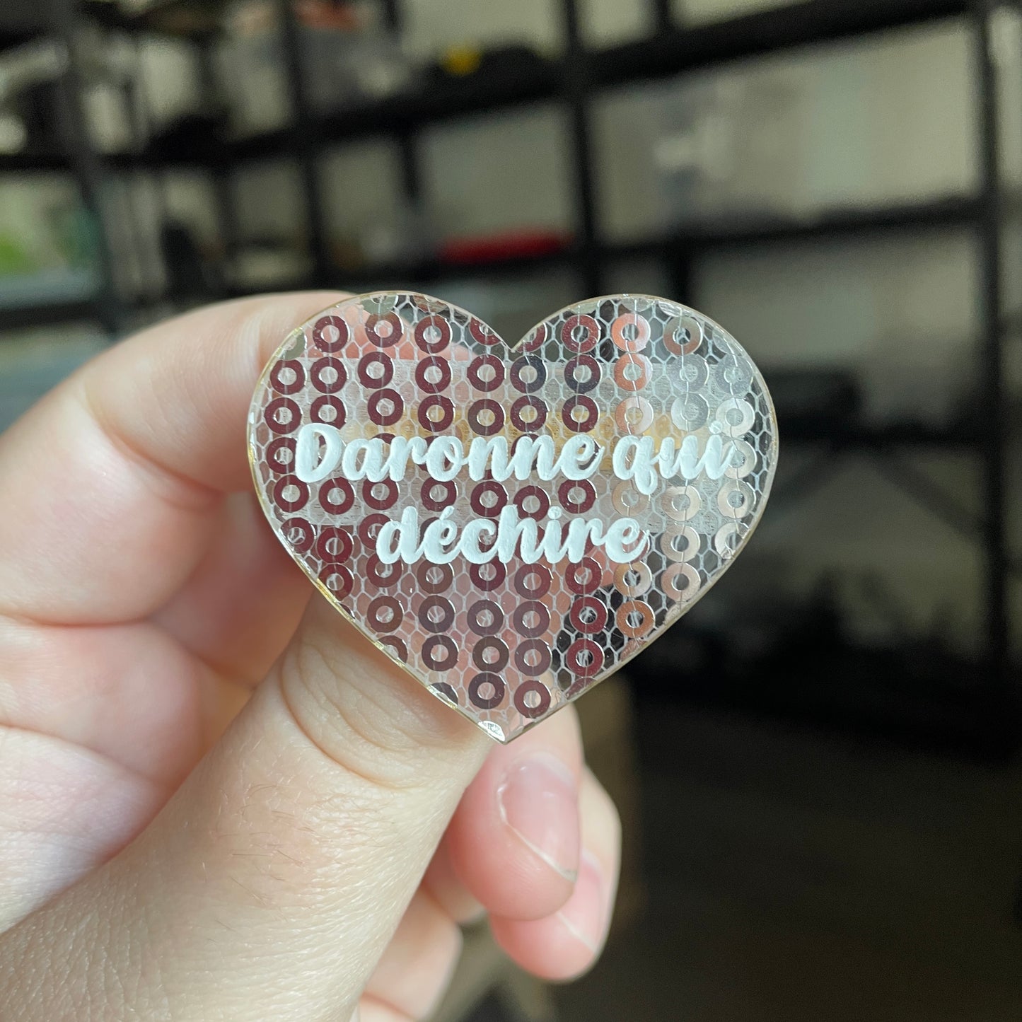 Broche "Daronne qui déchire" en acrylique japonaise transparente avec des sequins argentés