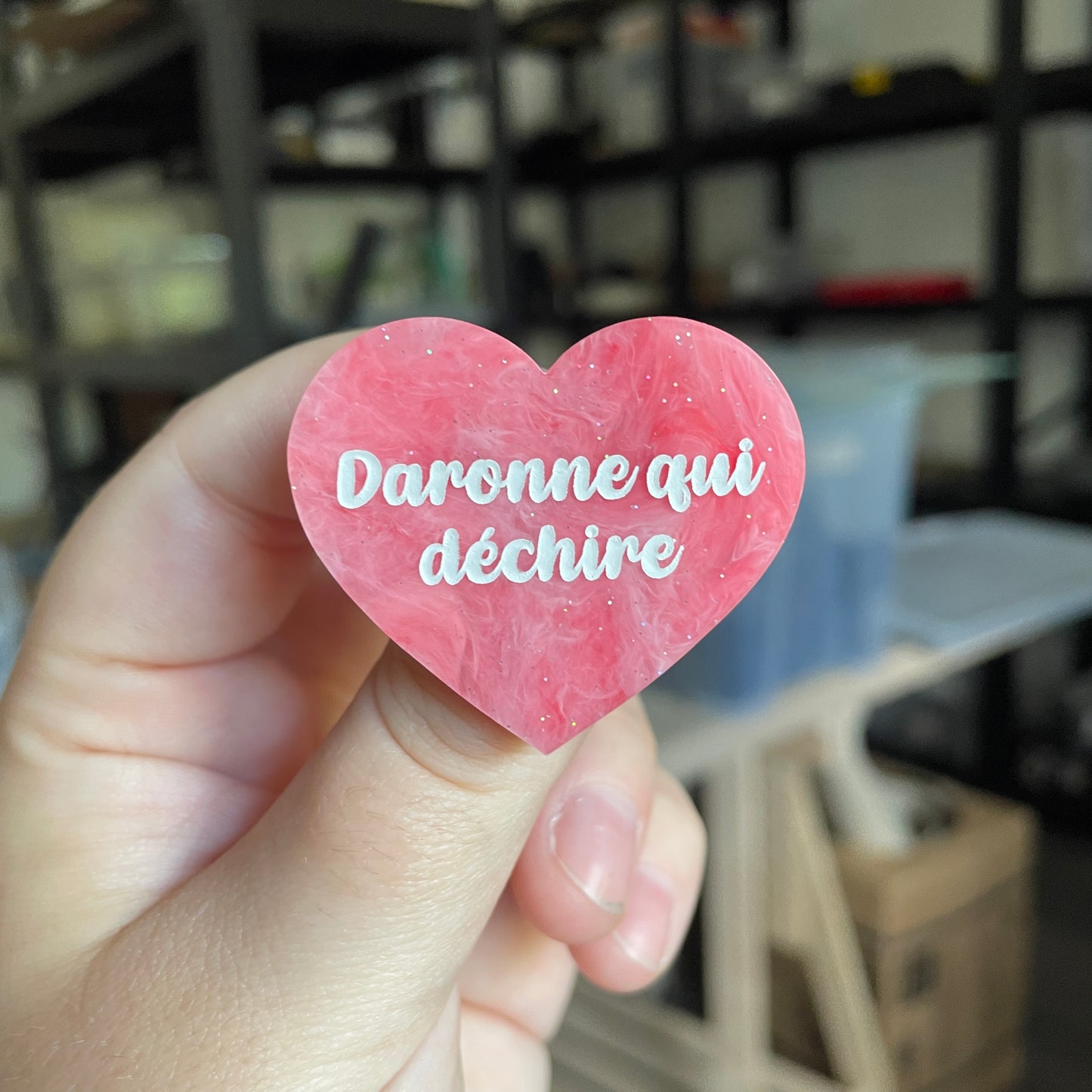 Broche "Daronne qui déchire" en acrylique marbrée rose et blanche à paillettes