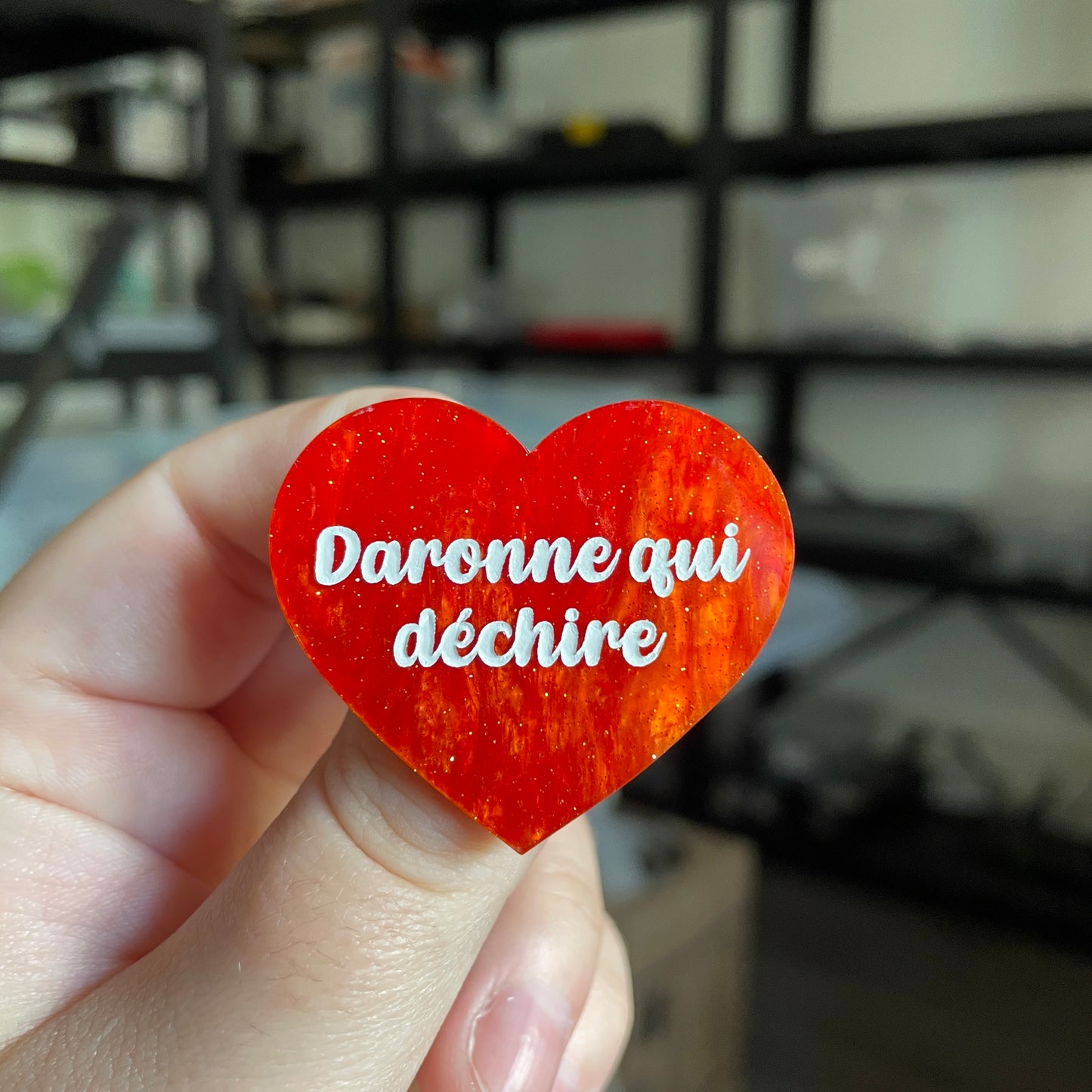 Broche "Daronne qui déchire" en acrylique marbrée orange à paillettes