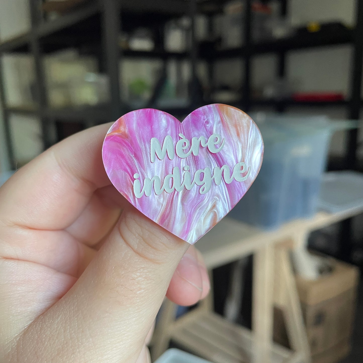 Broche "Mère indigne" en acrylique marbrée rose, orange et blanche