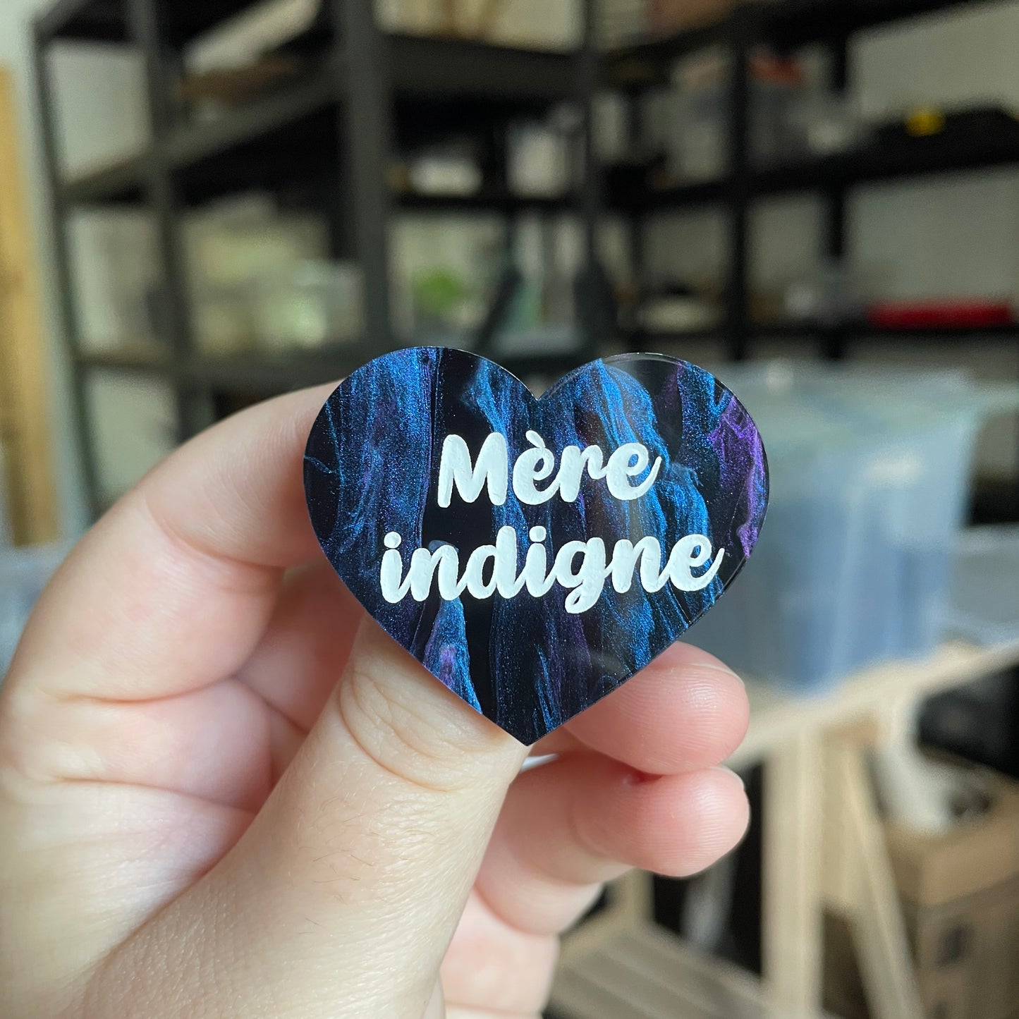 Broche "Mère indigne" en acrylique marbrée bleue, violette et noire
