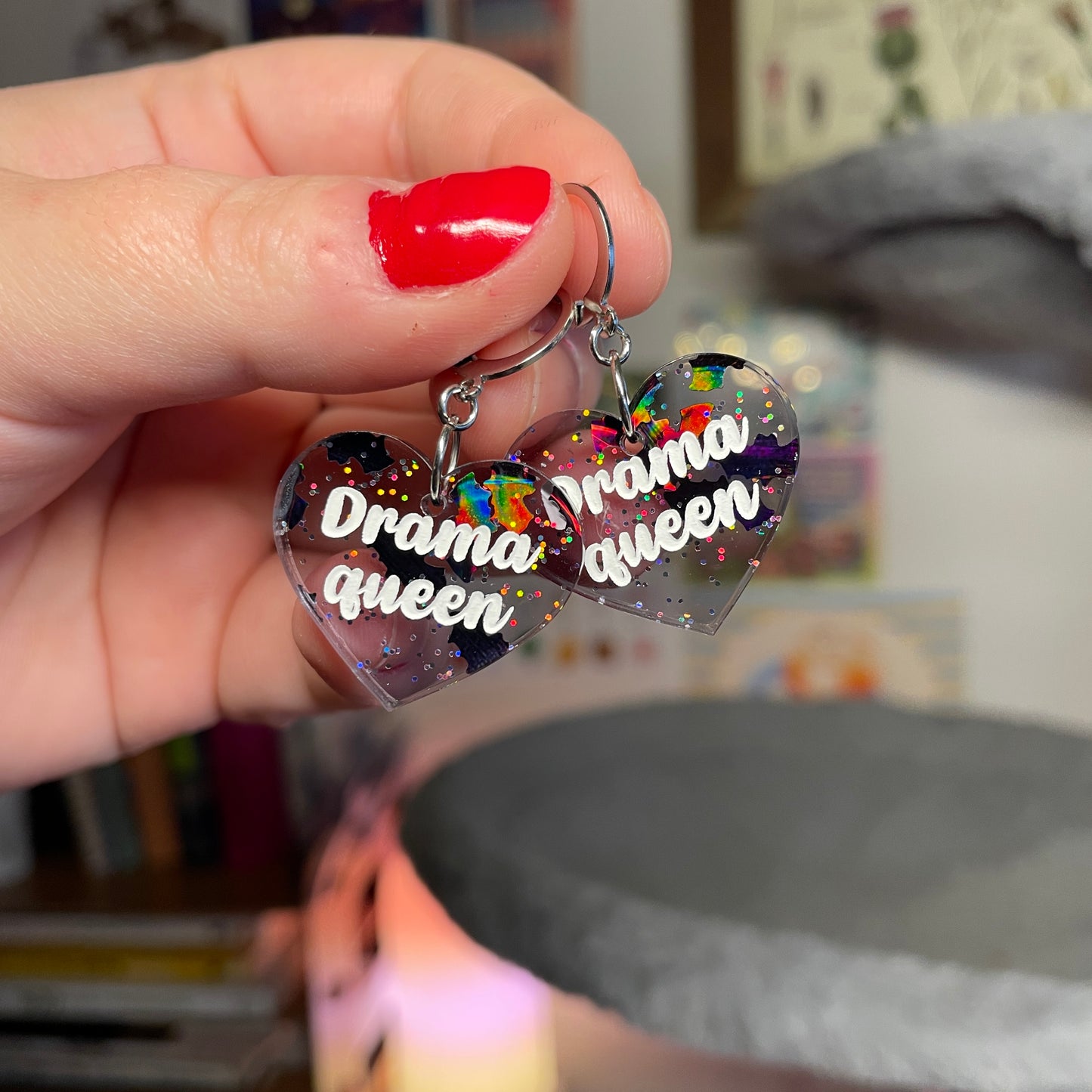Petites boucles d'oreilles coeurs pendantes "Drama queen" en acrylique transparente avec des confettis chauve-souris