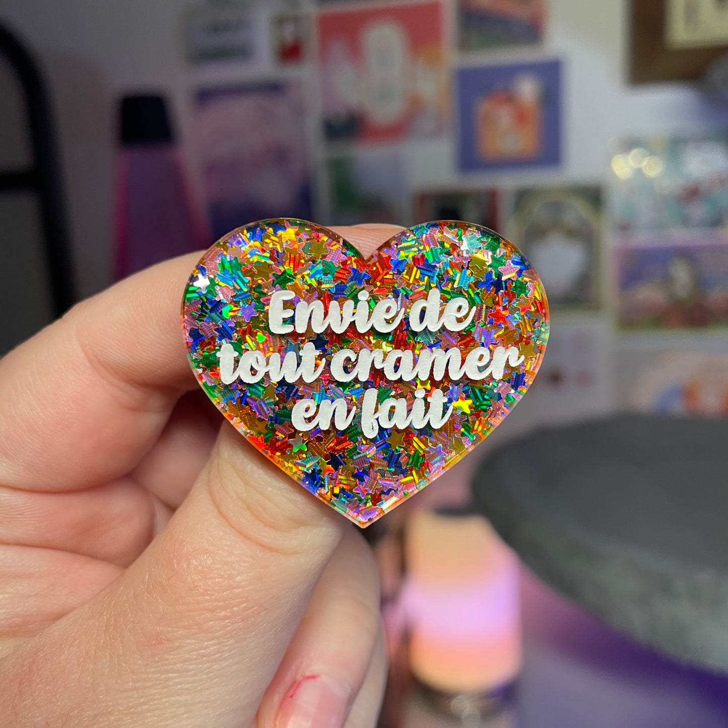 Broche "Envie de tout cramer en fait" en acrylique semi transparente avec des étoiles multicolores