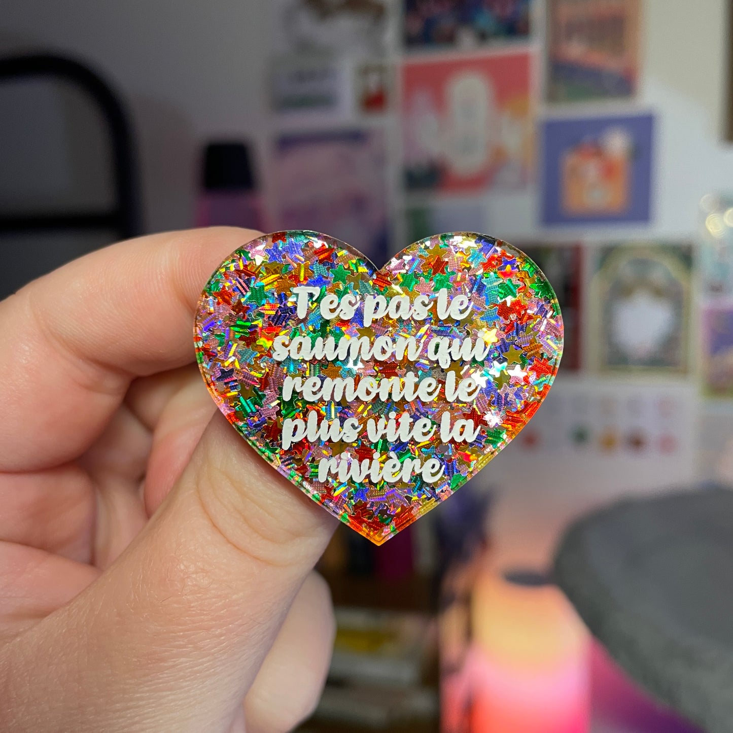 Broche "T'es pas le saumon qui remonte le plus vite la rivière" en acrylique semi transparente avec des étoiles multicolores