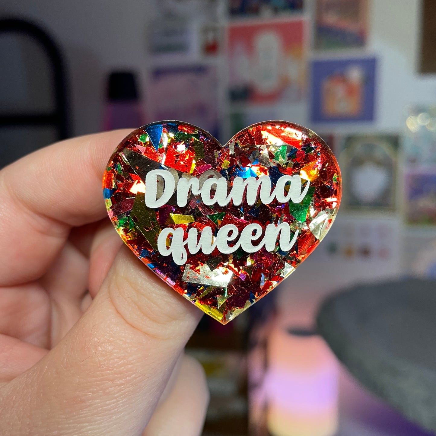 Broche "Drama queen" en acrylique transparente avec des confettis rouges et multicolores