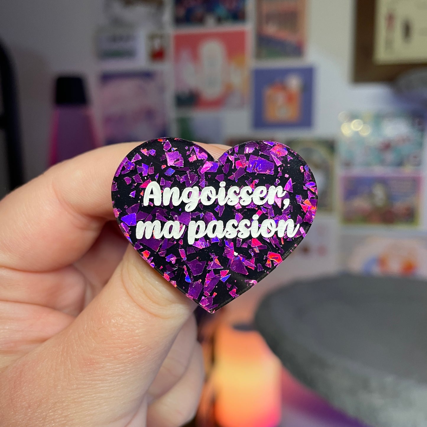 Broche "Angoisser, ma passion" en acrylique noire avec des éclats de confettis violets