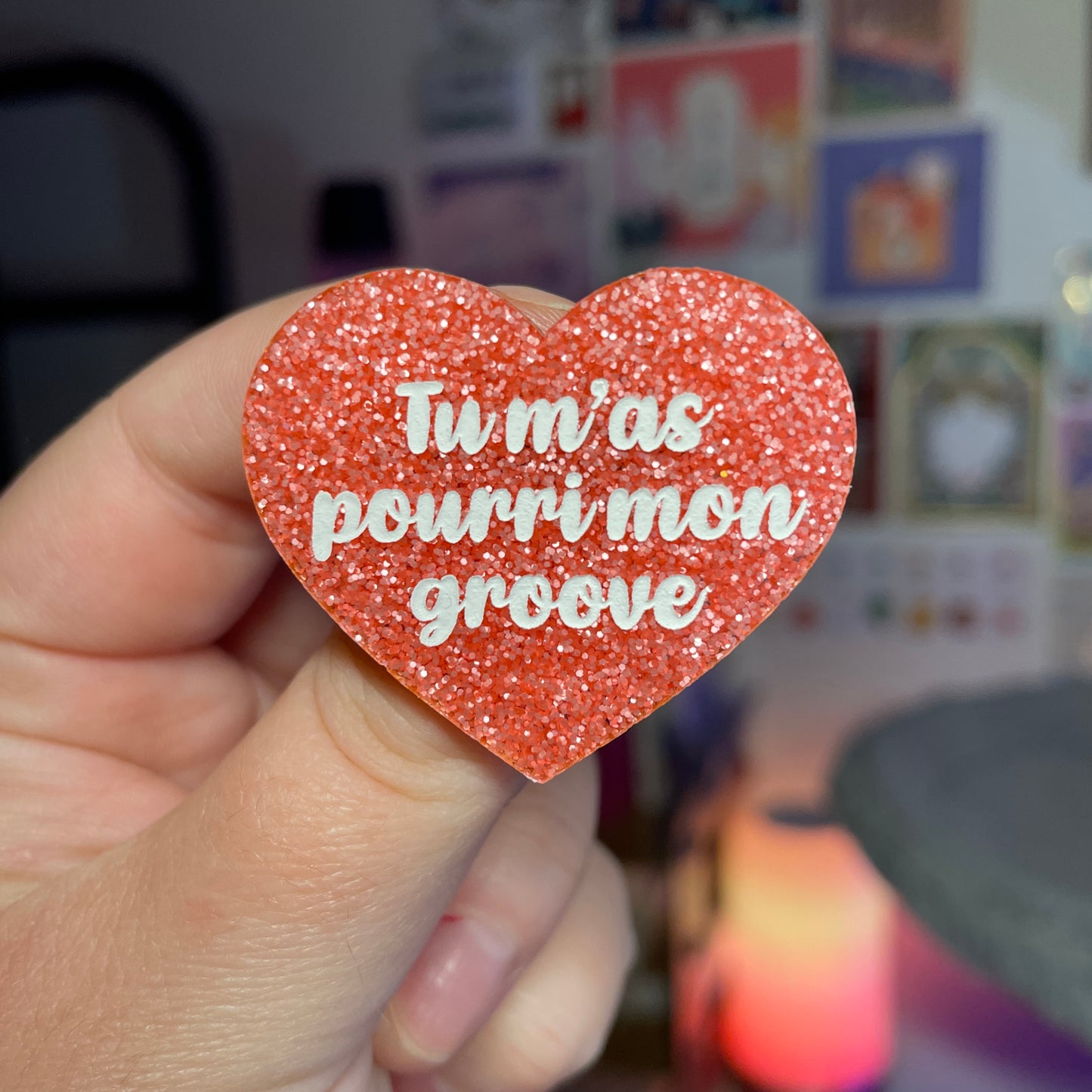 Broche "Tu m'as pourri mon groove" en acrylique à paillettes roses
